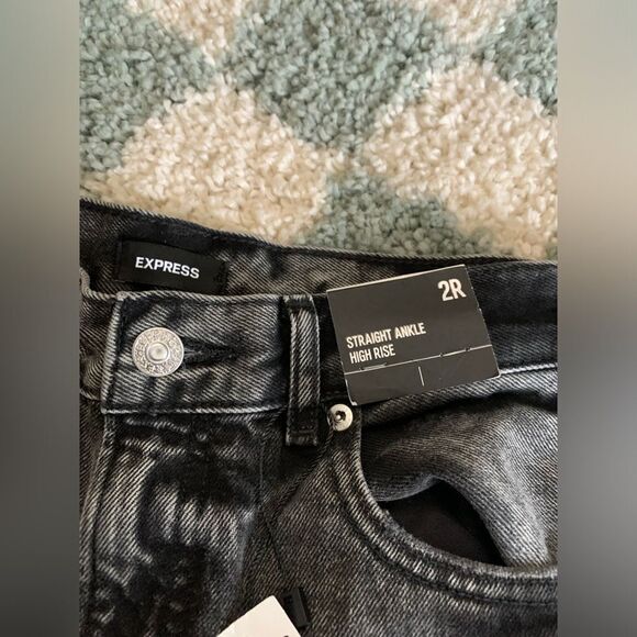 NWT Express Denim Mom Jeans High Rise Jeans Black Distressed Ripped Size 2R - Picture 4 of 9